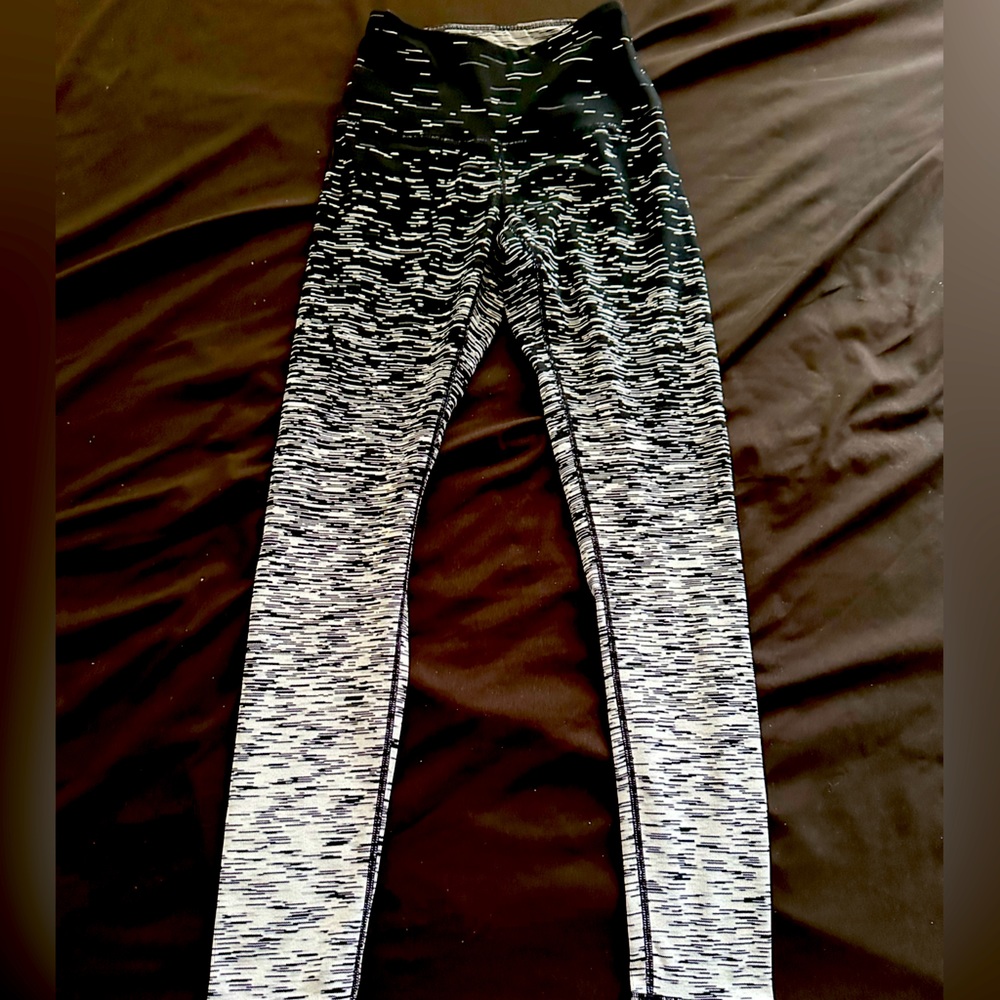 EUC xs reversible Zella ombré leggings with little pocket in waistband